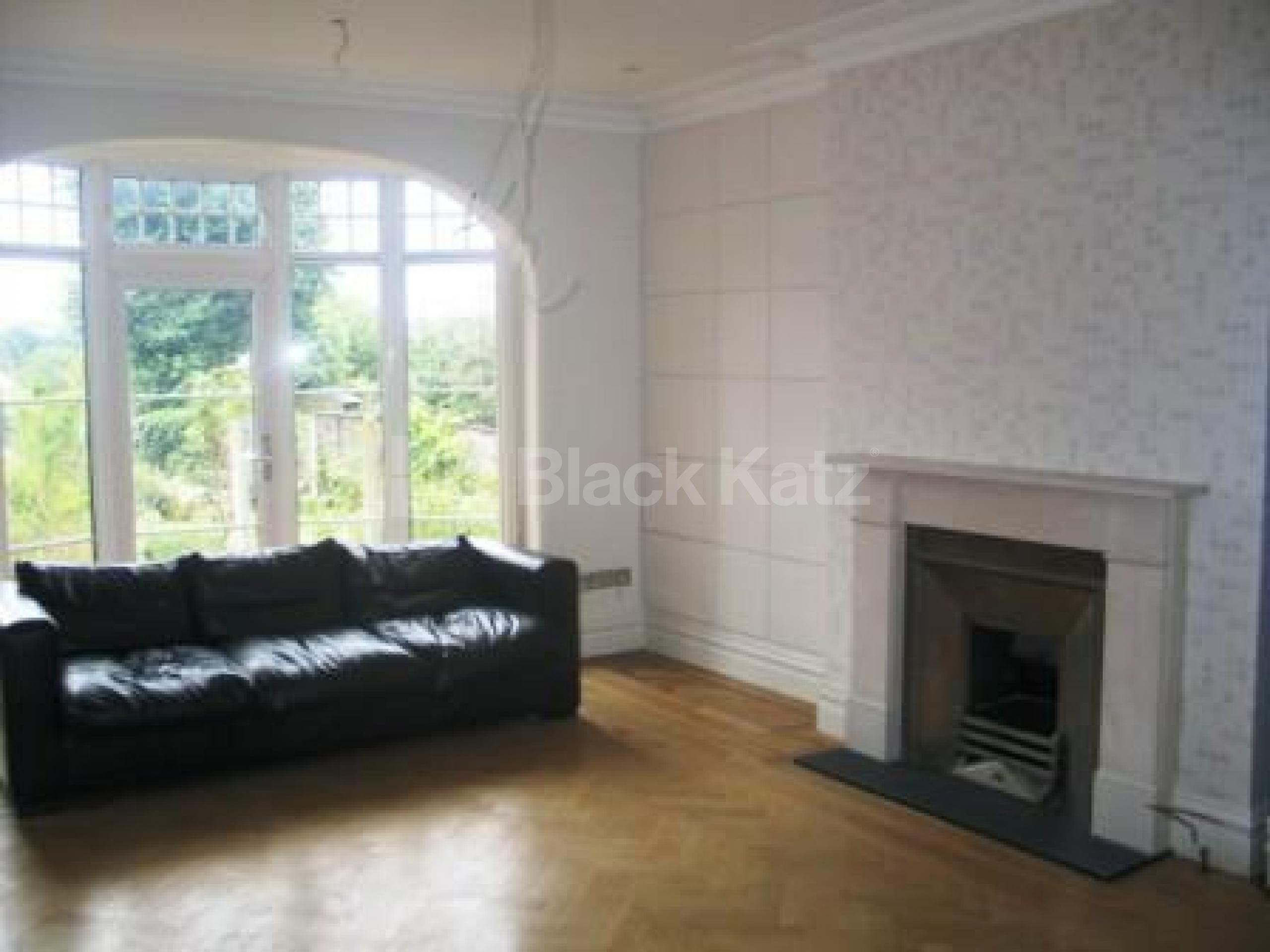 			5 Bedroom, 1 bath, 1 reception Flat			 Broomfield Lane, PALMERS GREEN N13 N13